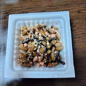 納豆 ( 鮭フレーク 塩昆布 ごま ごま油 )